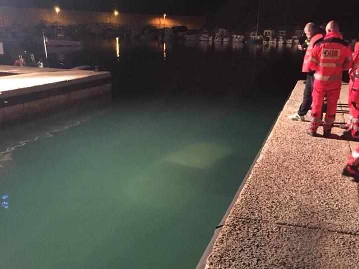 Cade in mare con l’auto e annega 