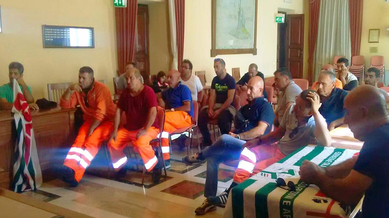 Netturbini in sciopero: «Stipendi a singhiozzo»