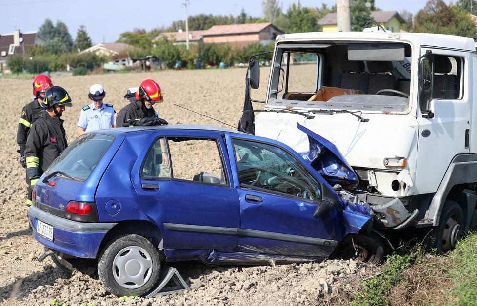 Muore nel frontale con un camioncino. «Le ho dato l’ultimo bacio tra le lacrime» 