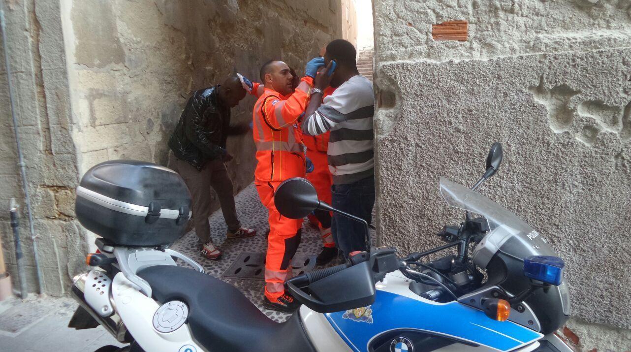 Uno dei feriti viene medicato dagli operatori del 118 (foto Nuvoli)