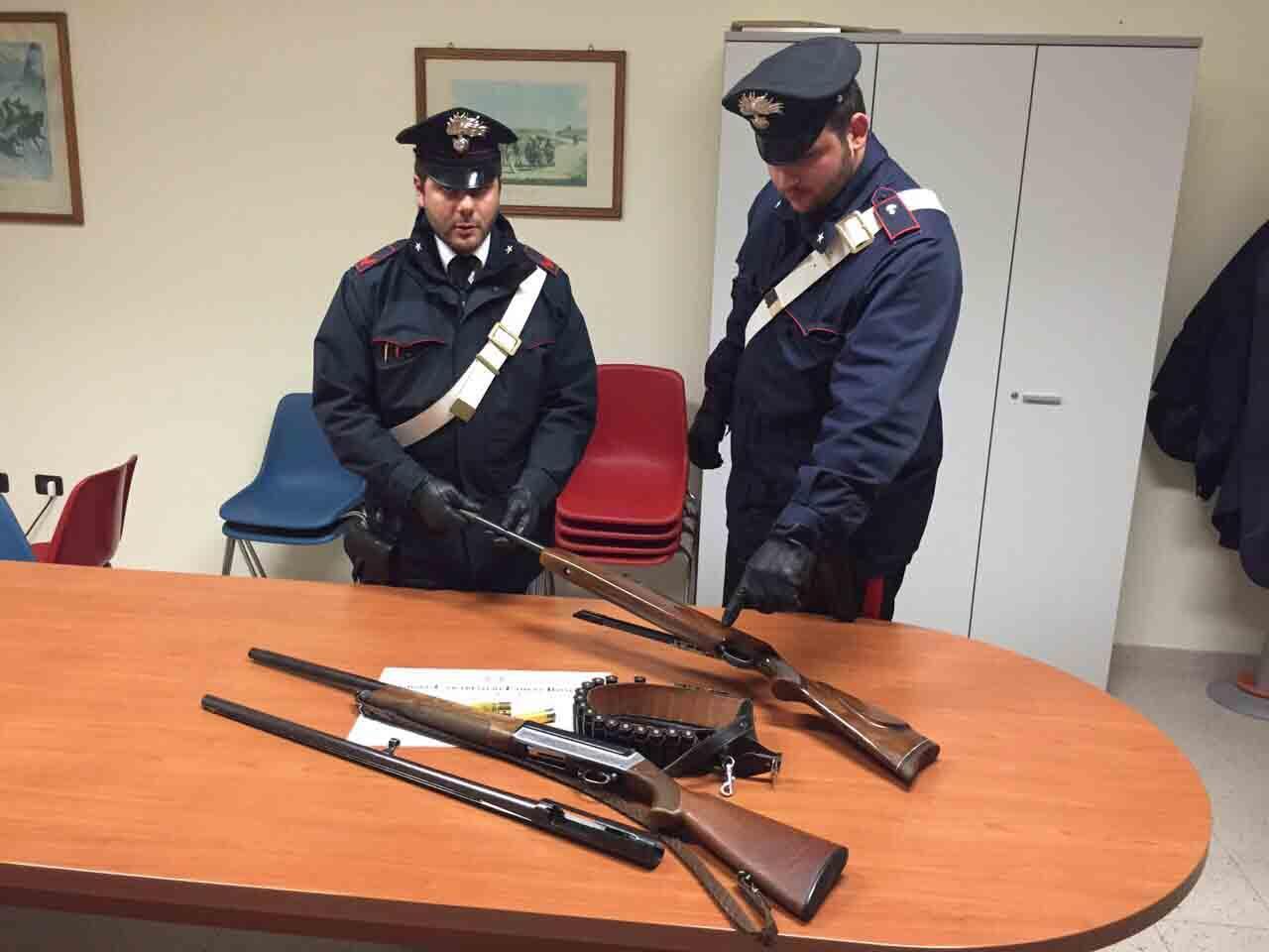Scambia gli operai sul tetto per ladri, 75enne spara con il fucile