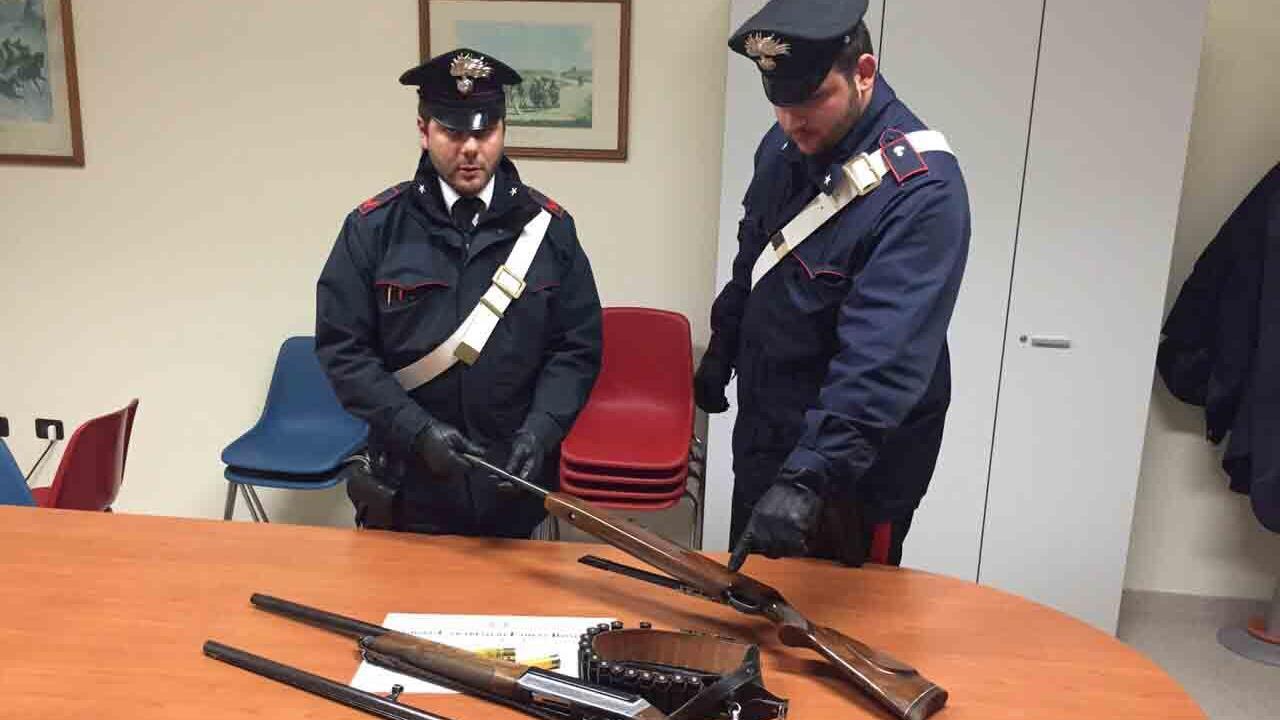 Scambia gli operai sul tetto per ladri, 75enne spara con il fucile