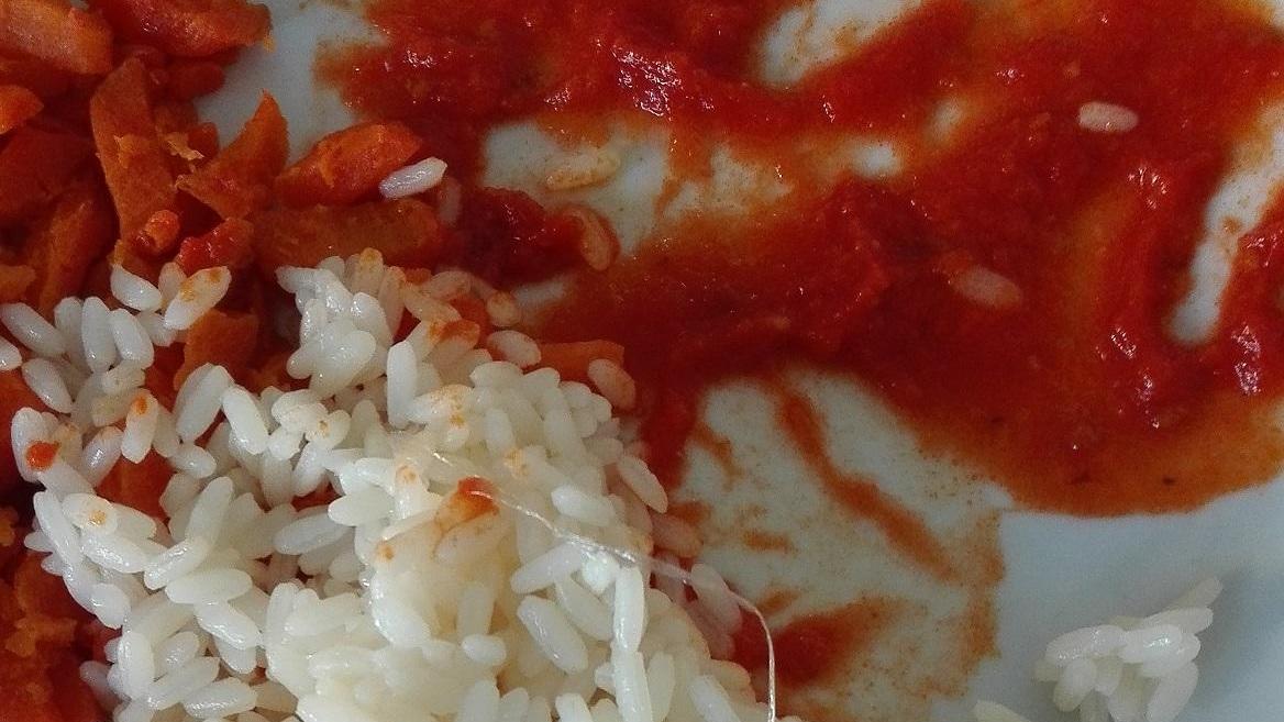 Il pezzo di cellophane nel piatto di riso alla mensa scolastica