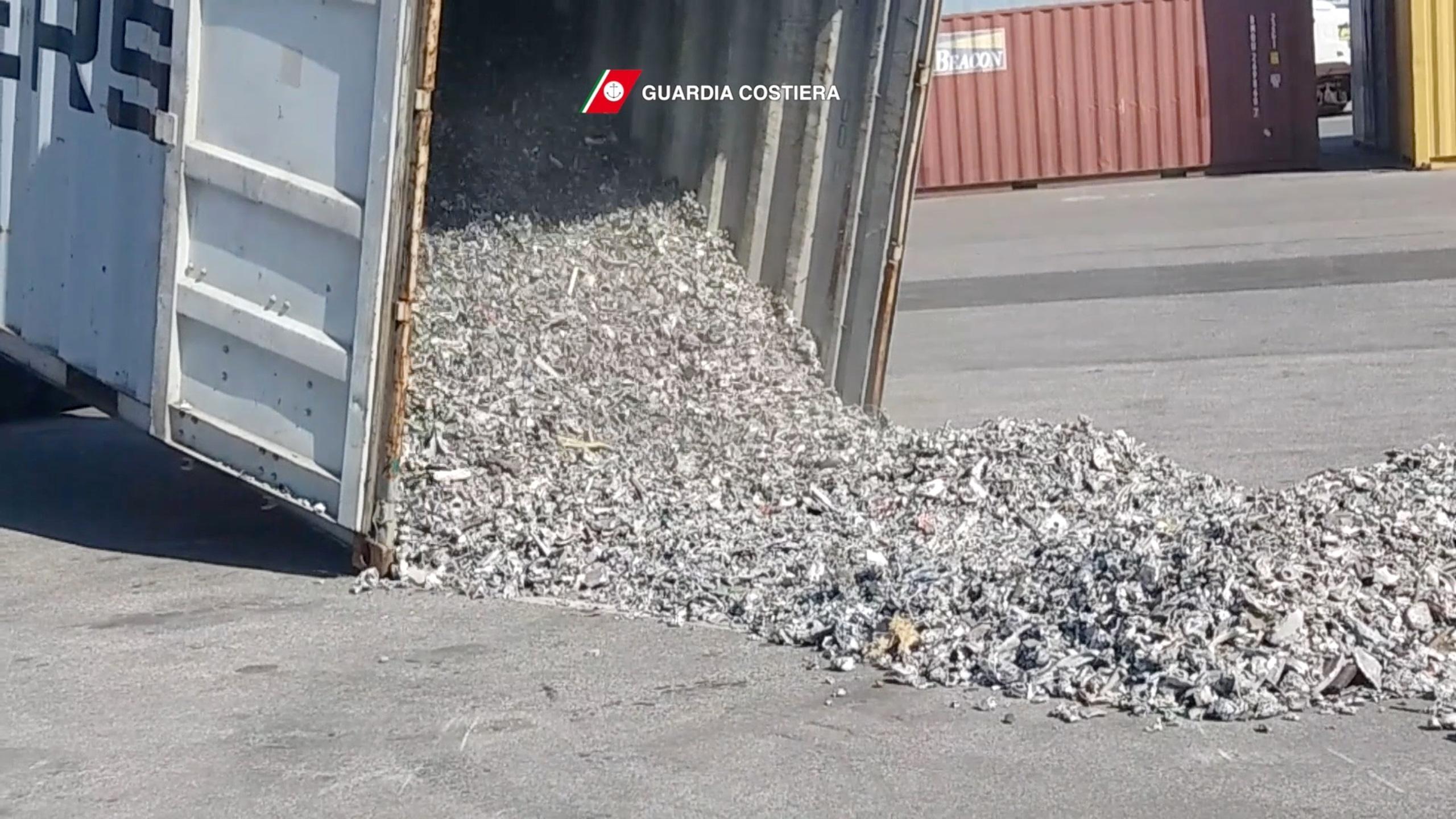 Traffico di rifiuti pericolosi, container contaminati anche a Livorno 