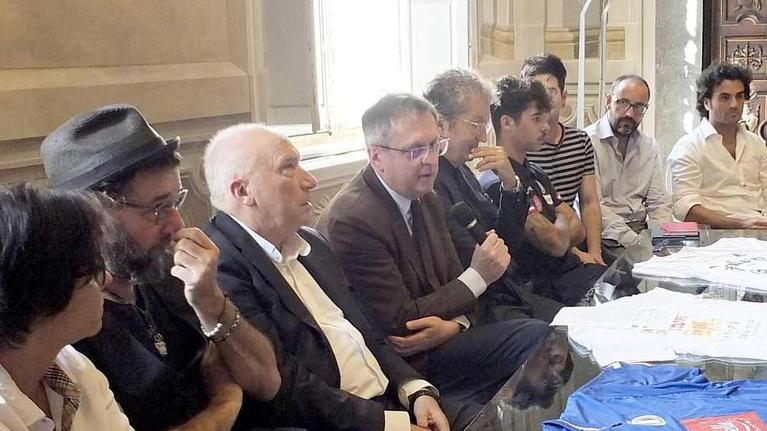 Cantanti contro artisti tv: “Metti in campo il cuore”