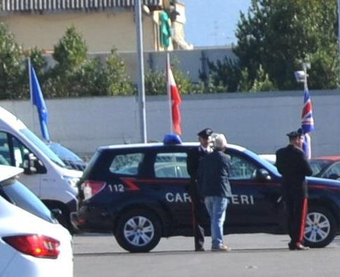 I carabinieri davanti allo studio del commercialista (foto Giorgio)