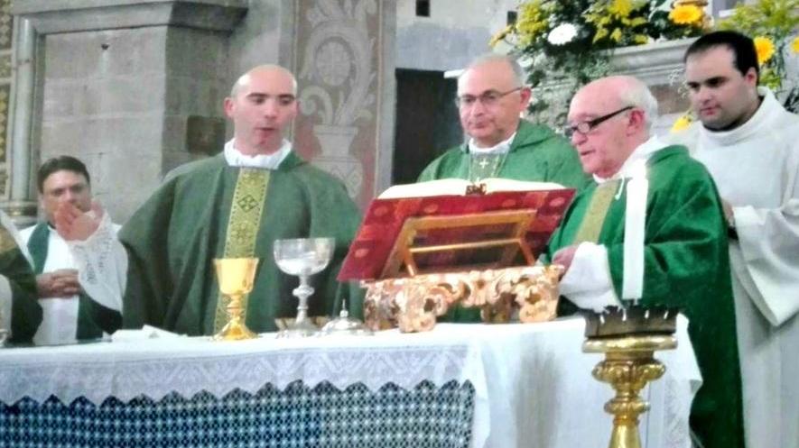 Don Ascanio (a destra) celebra messa insieme al vescovo Italo Castellani