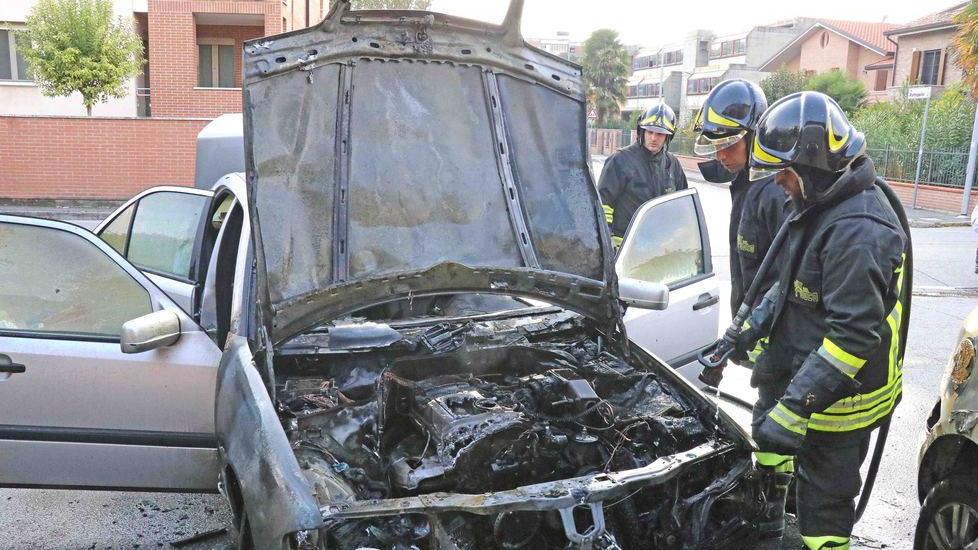 Auto prende fuoco, paura in strada per le fiamme
