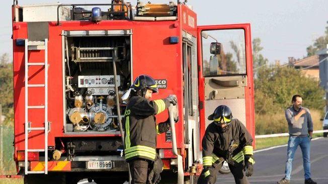 Cisterna fuori strada conducente ferito e un “lago” di gasolio