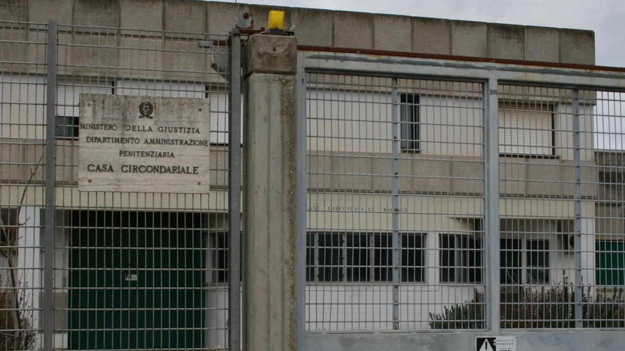 Macomer, pioggia di no al centro per i migranti