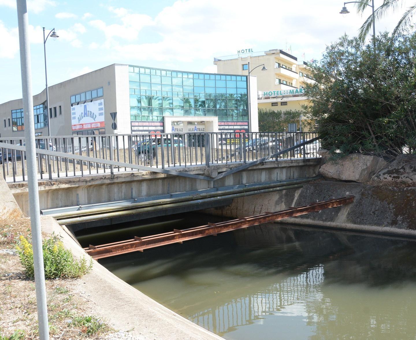 In via d’Annunzio ponte da demolire