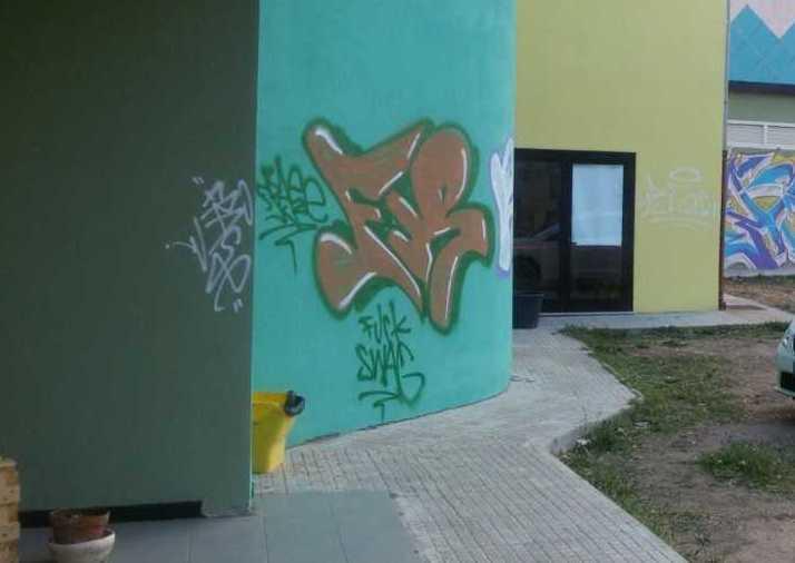 I vandali dello spray imbrattano le pareti del liceo De Andrè 