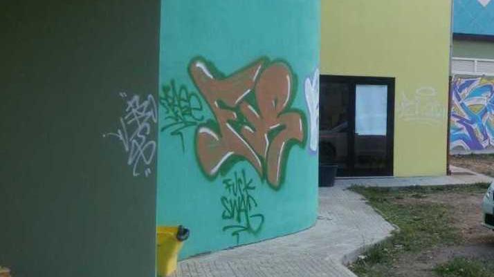 I vandali dello spray imbrattano le pareti del liceo De Andrè 