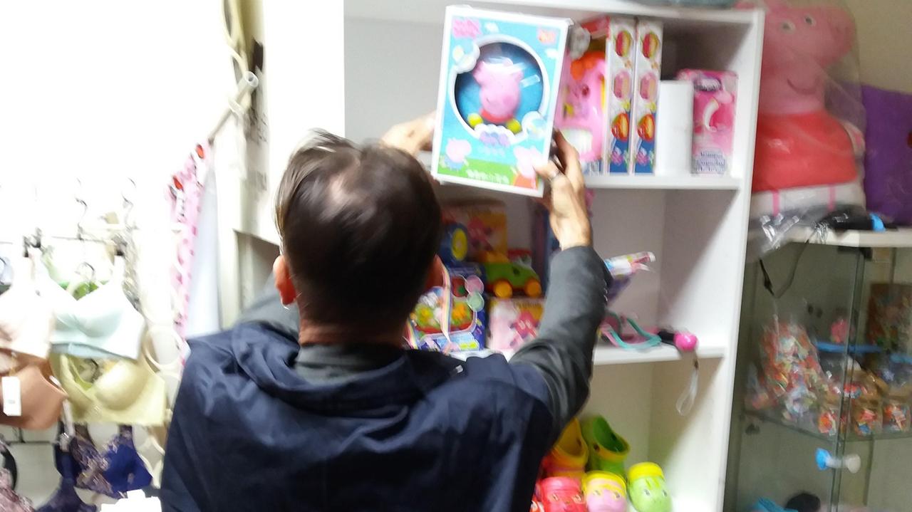 I controlli della polizia municipale nel negozio