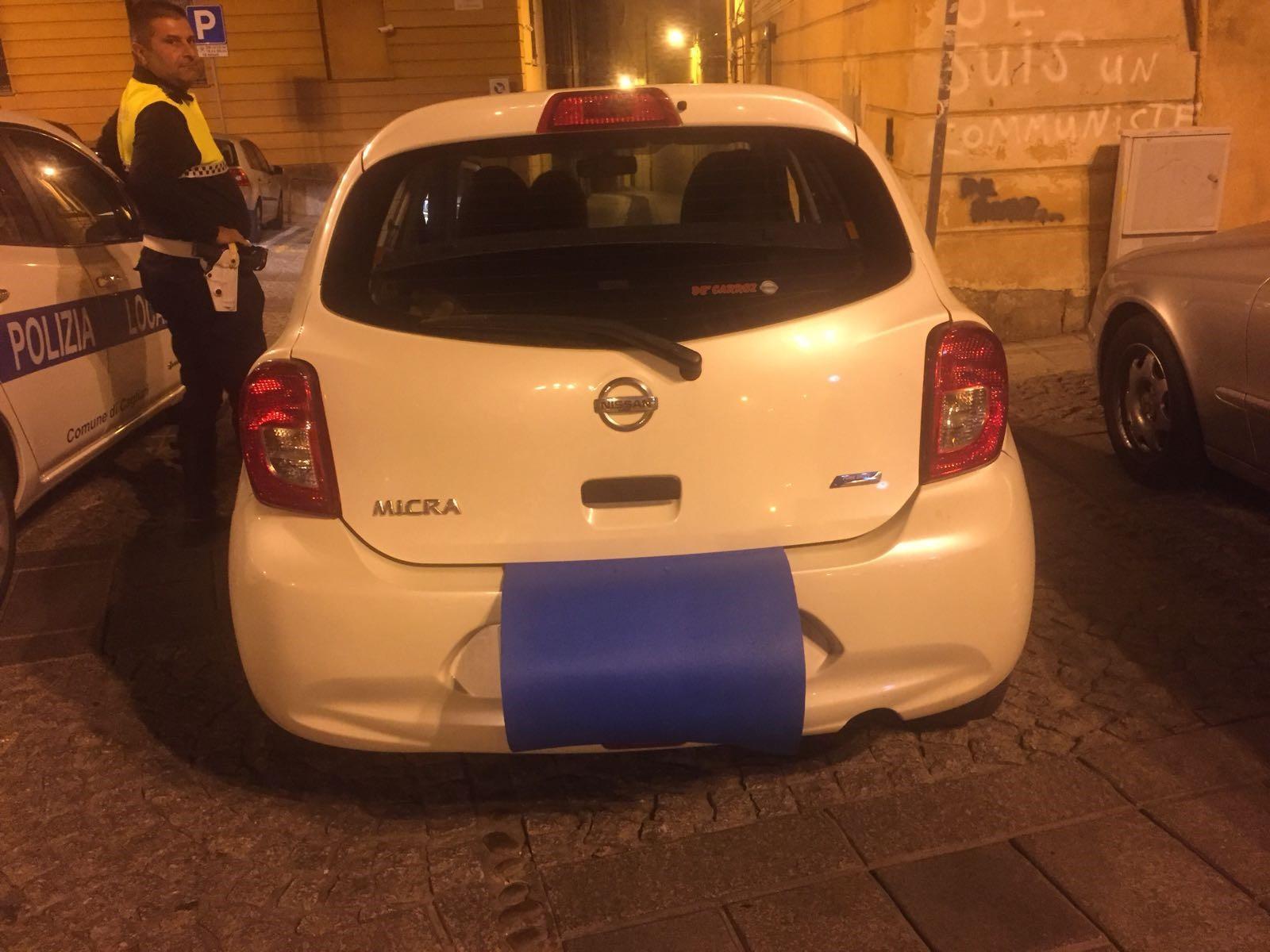 L'auto con la targa coperta