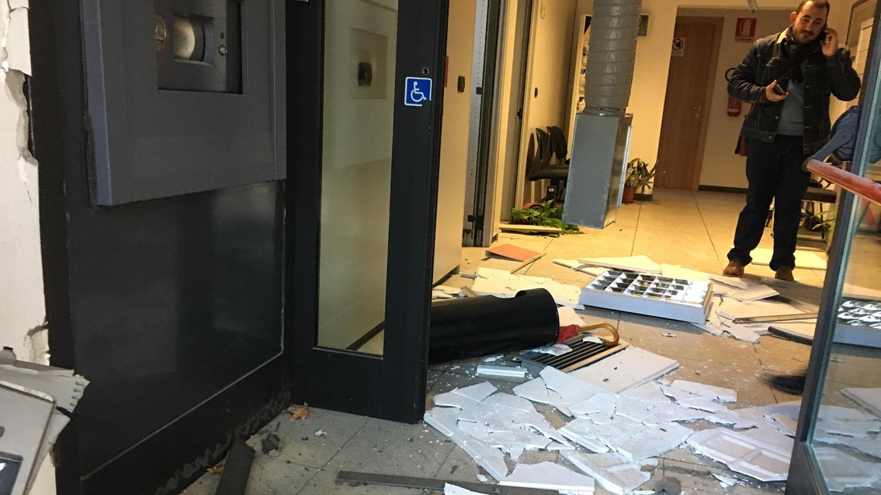 Assalto al bancomat con l’auto rubata a Pisa