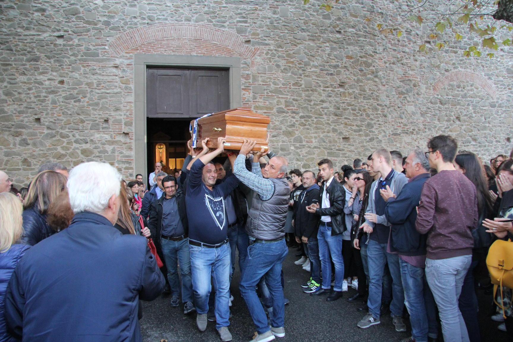 Il feretro trasportato tra gli applausi fuori dalla chiesa del Ss Rosario (foto Batavia)