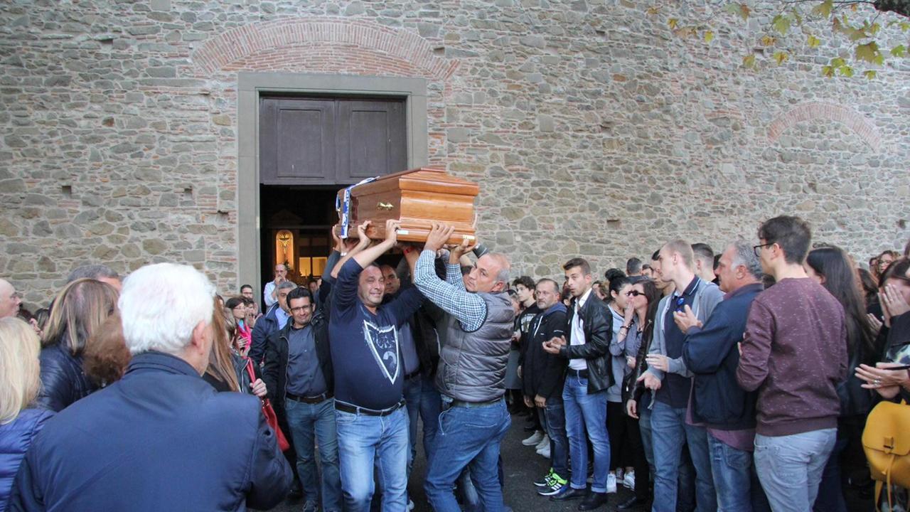 Il feretro trasportato tra gli applausi fuori dalla chiesa del Ss Rosario (foto Batavia)