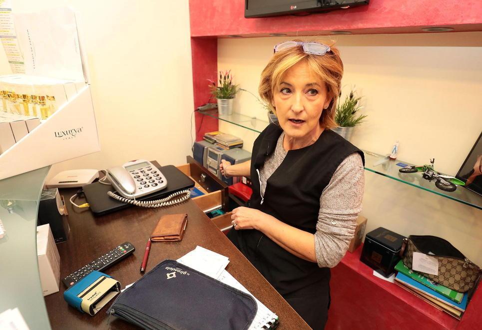 Carla Abati mostra la cassa ripulita dai ladri (Fotoservizio Agenzia Carlo Sestini)