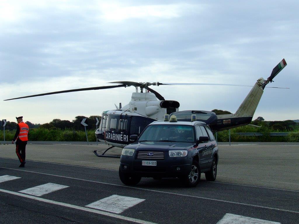 Per la caccia ai banditi i carabinieri hanno usato anche l'elicottero
