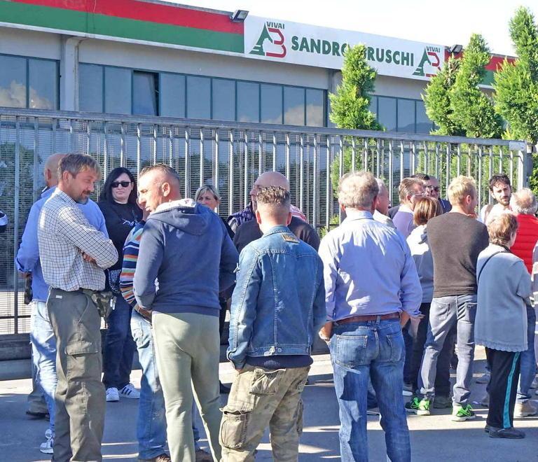 Creditori davanti alla sede dei Vivai Bruschi, lo scorso anno (foto Gori)