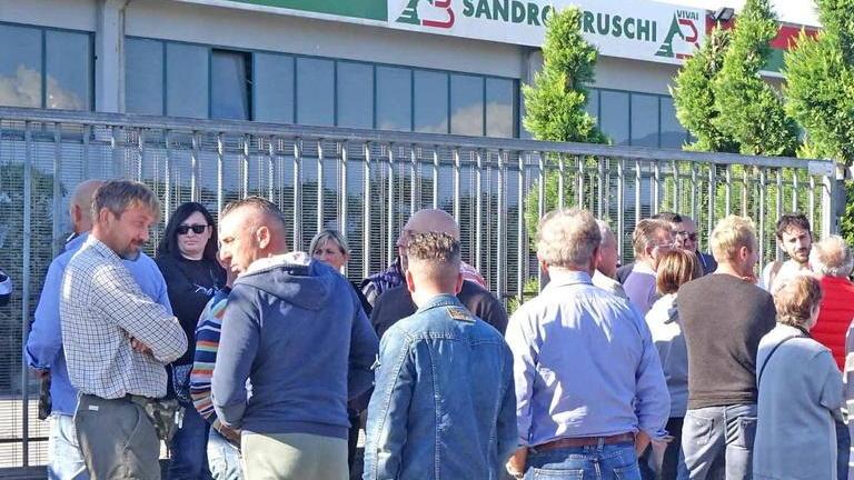 Creditori davanti alla sede dei Vivai Bruschi, lo scorso anno (foto Gori)