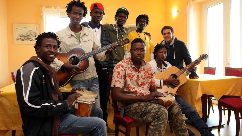 Una pausa musicale per un gruppo di migranti ospiti all’interno del Bistrot di Vellano