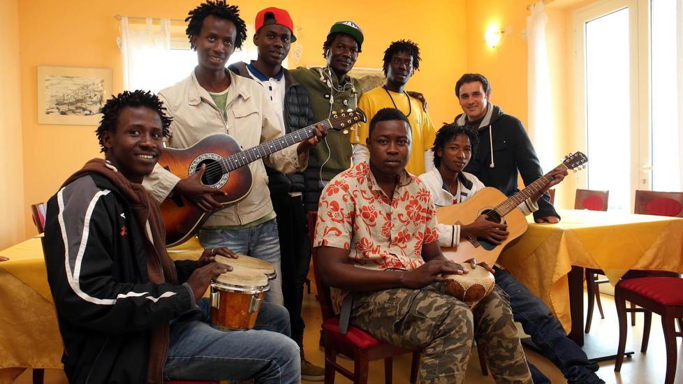 Una pausa musicale per un gruppo di migranti ospiti all’interno del Bistrot di Vellano