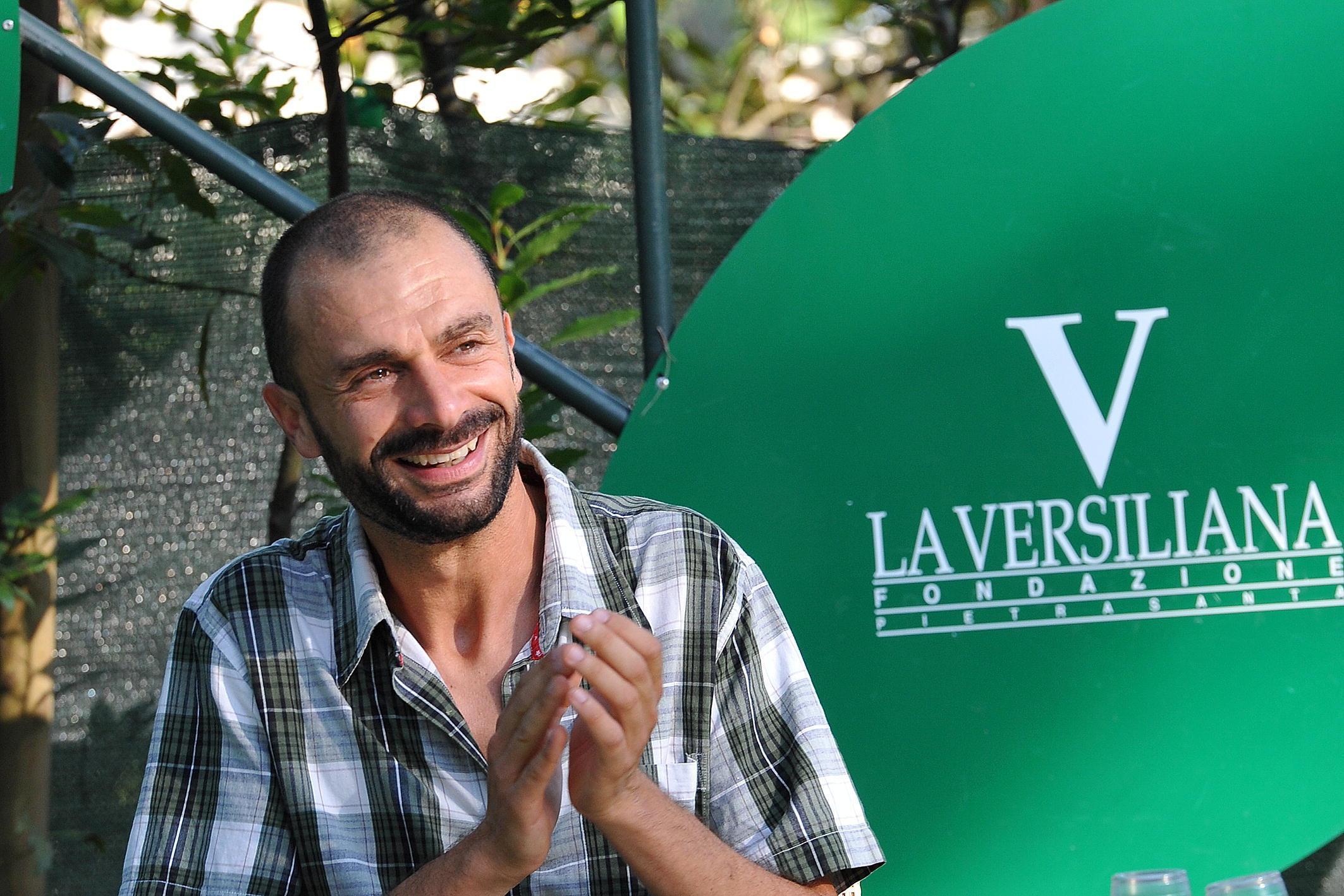 Lo scrittore Fabio Genovesi durante un incontro alla Versiliana