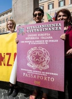 Ius soli, presidio Cgil in piazza del Comune