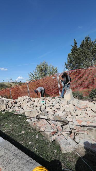 Operai abbattono il muro pericolante di 38 metri al cimitero