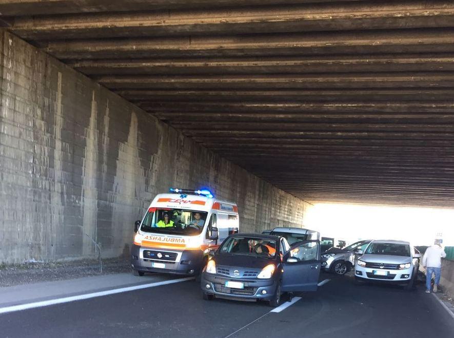Tamponamento a catena, 5 feriti 