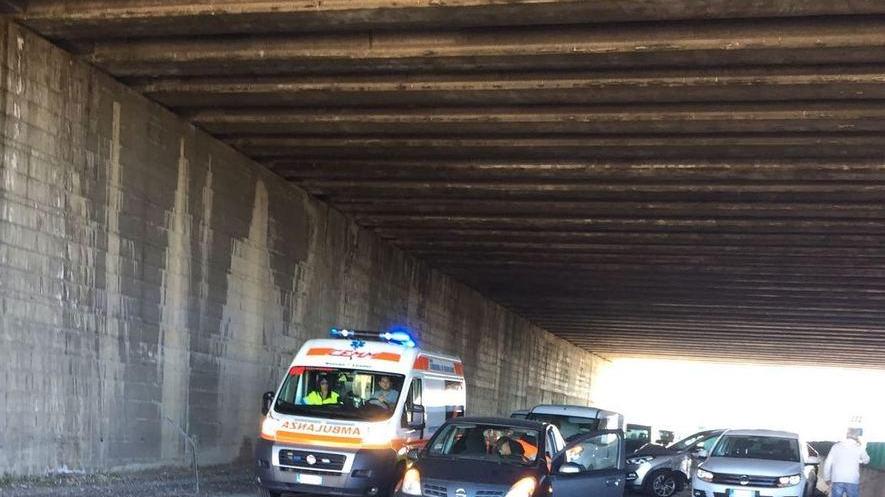 Tamponamento a catena, 5 feriti
