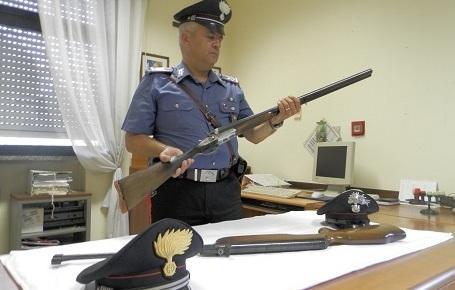 Scambia i muratori per ladri e spara 