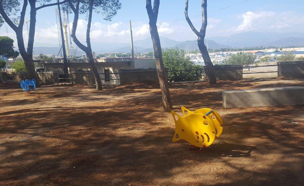 Area giochi per bambini in via Lungomare