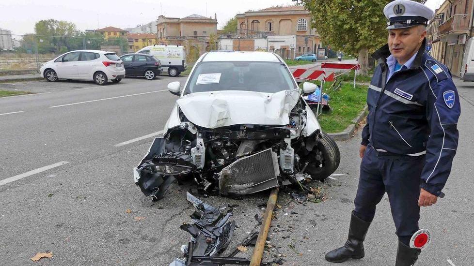 Sbatte con violenza contro tre pali