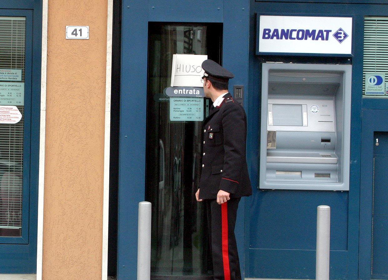 Fanno shopping sfrenato con i bancomat rubati