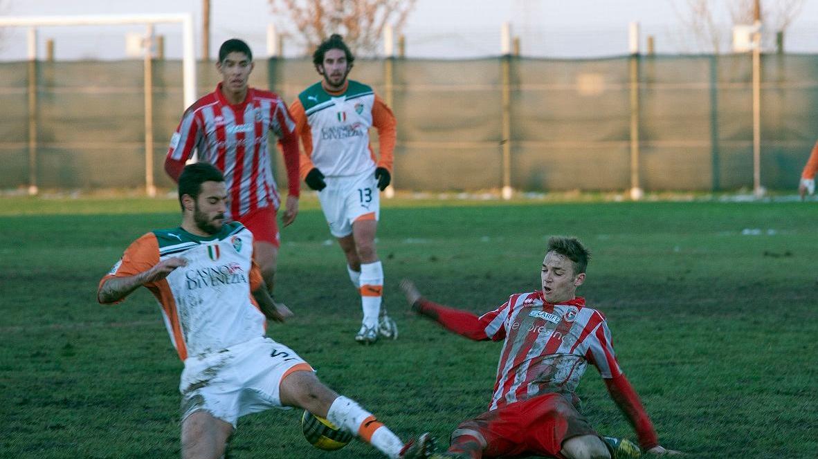 Lazzari in scivolata e dietro Masina alla Giacomense