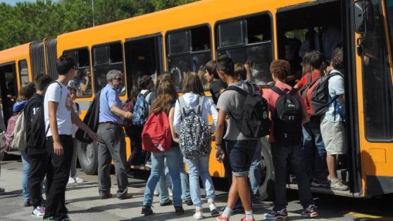 Studenti salgono sul bus (archivio)
