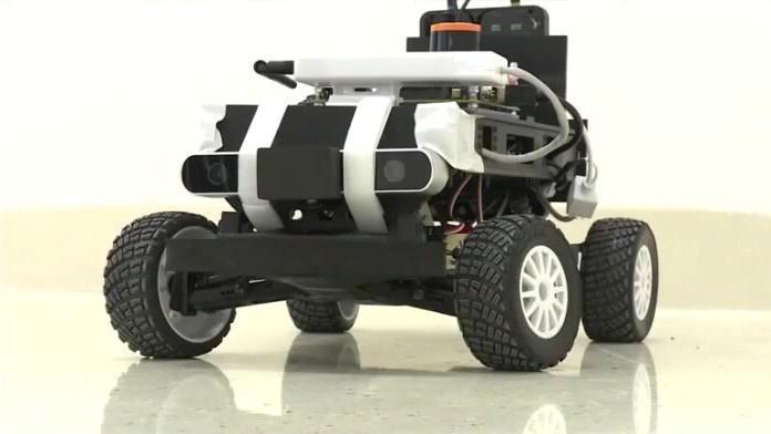 Il pilota automatico dei veicoli parla pisano
