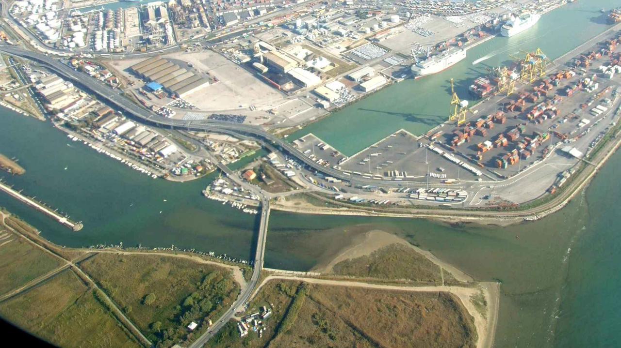 Reti da pesca irregolari allo Scolmatore: denunciato 40enne livornese