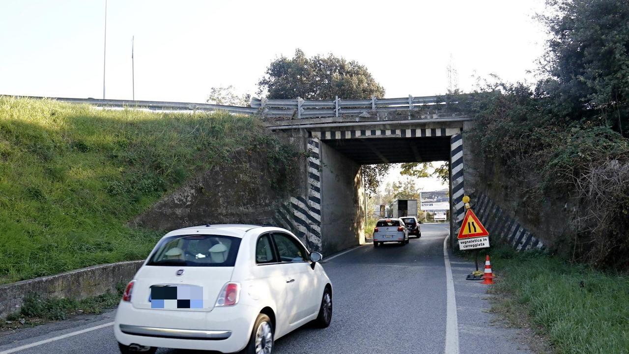Cadono calcinacci: allarme al ponte di via Firenze