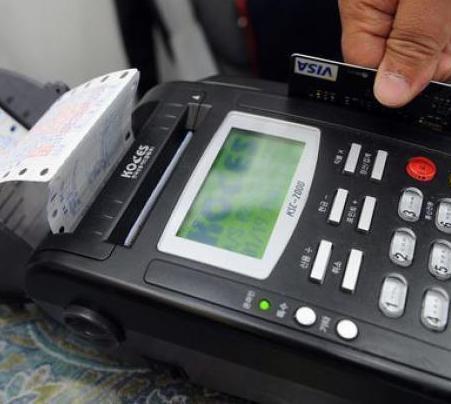 Modena, clonano le carte di credito e spendono in pasticceria 