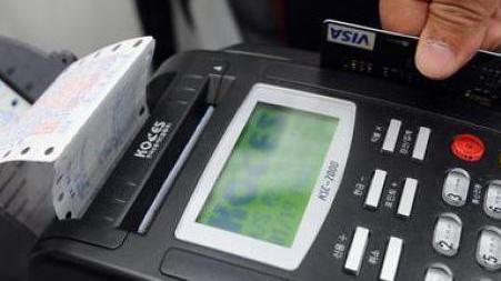 Modena, clonano le carte di credito e spendono in pasticceria