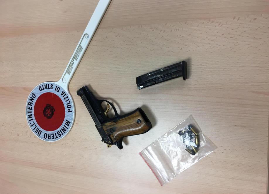 Aveva in casa una pistola rubata: arrestato e condannato