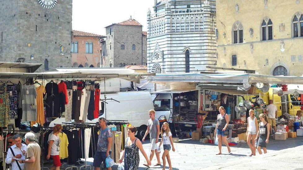 Domani niente banchi in piazza del Duomo