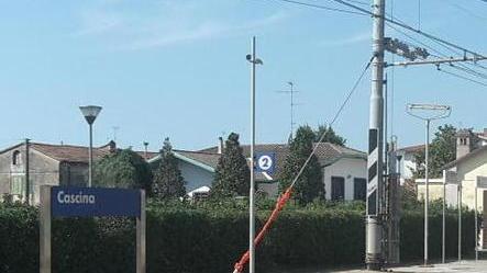 Lezioni con la polizia sulla sicurezza vicino alle stazioni