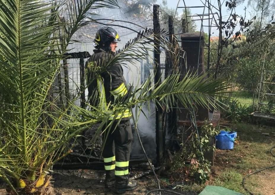 Brucia annesso agricolo, paura per una bombola di Gpl