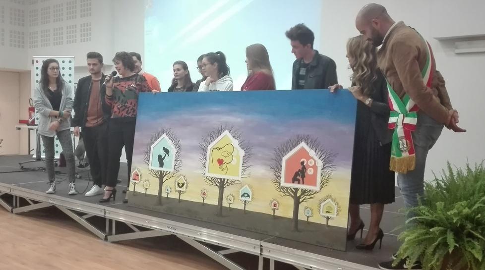 La casa della salute fa festa e i ragazzi donano un quadro