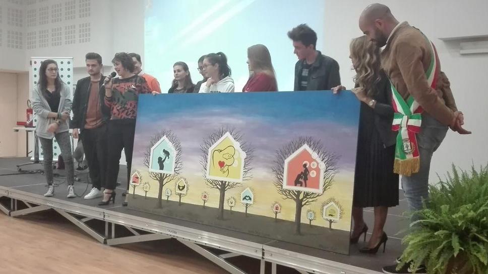 La casa della salute fa festa e i ragazzi donano un quadro